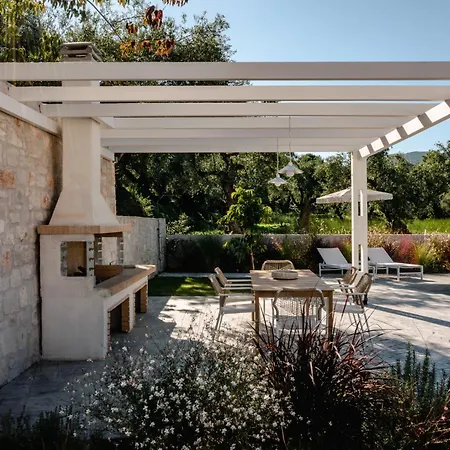 Matti With Private Pool 빌라 Romírion